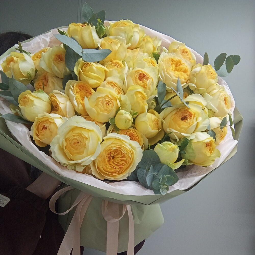 Букет с пионовидными кустовыми розами 💫