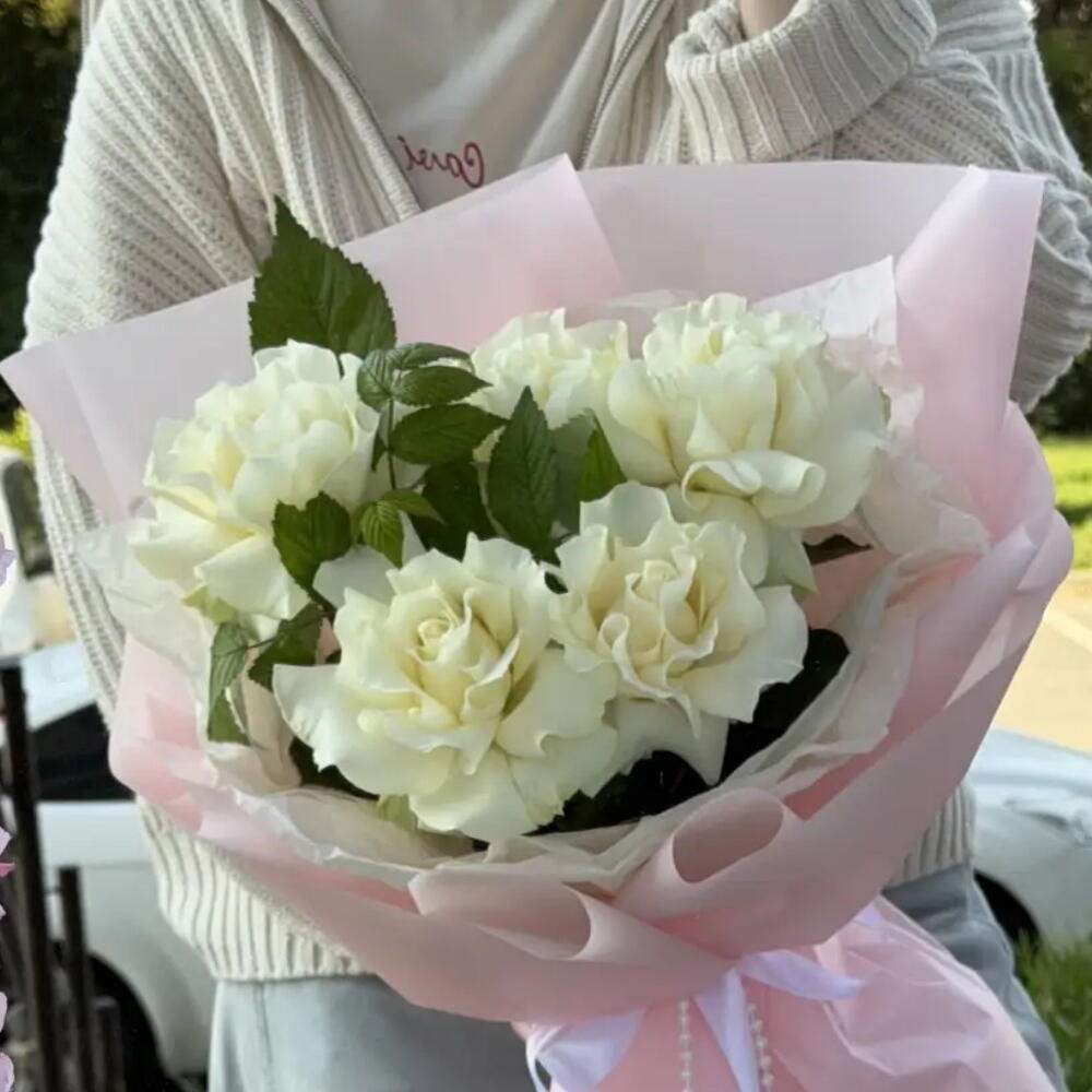 Белые розы ажурные