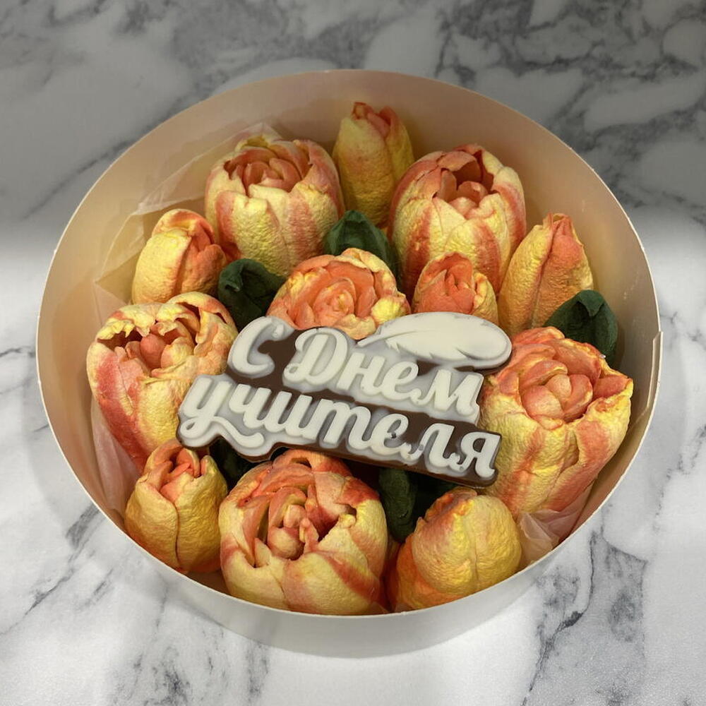 Яркий букет «С днём учителя» из красно-желтых зефирных тюльпанов! Диаметр коробки 16 см! Учителю, педагогу, преподавателю