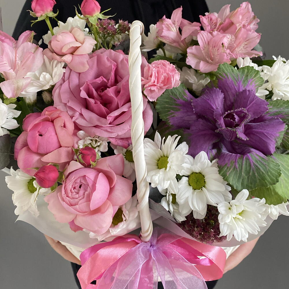 Композиция в корзине с брассикой,пионовидной розой,ромашкой 🩷🥰🌺