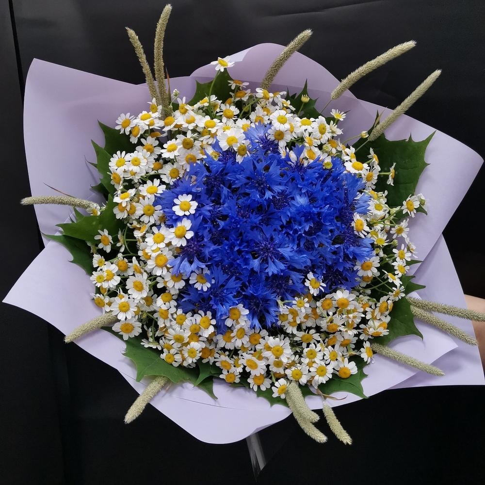 Букет из васильков и ромашек Кусочек лета