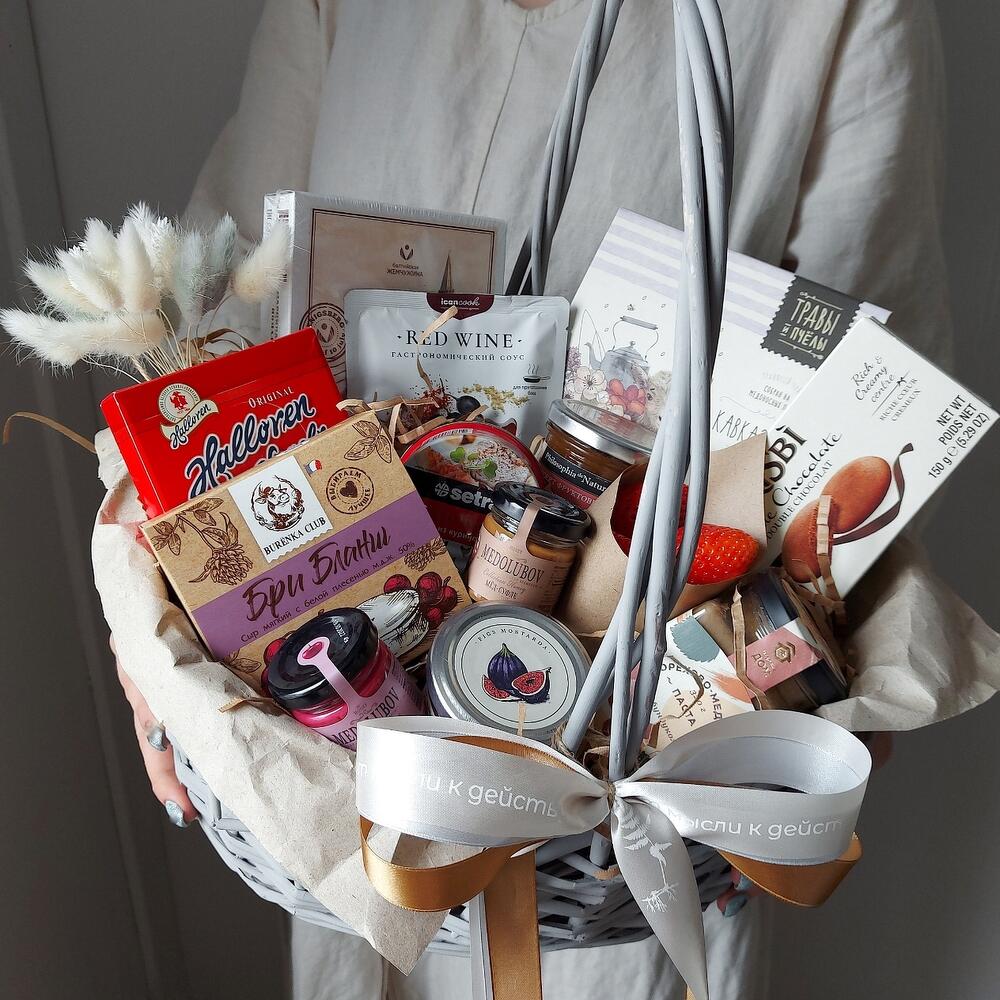 Большая сизо-красная продуктовая подарочная корзина, Цветы и подарки в ...