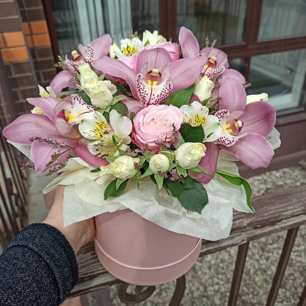 Композиция в шляпной коробке из орхидеи