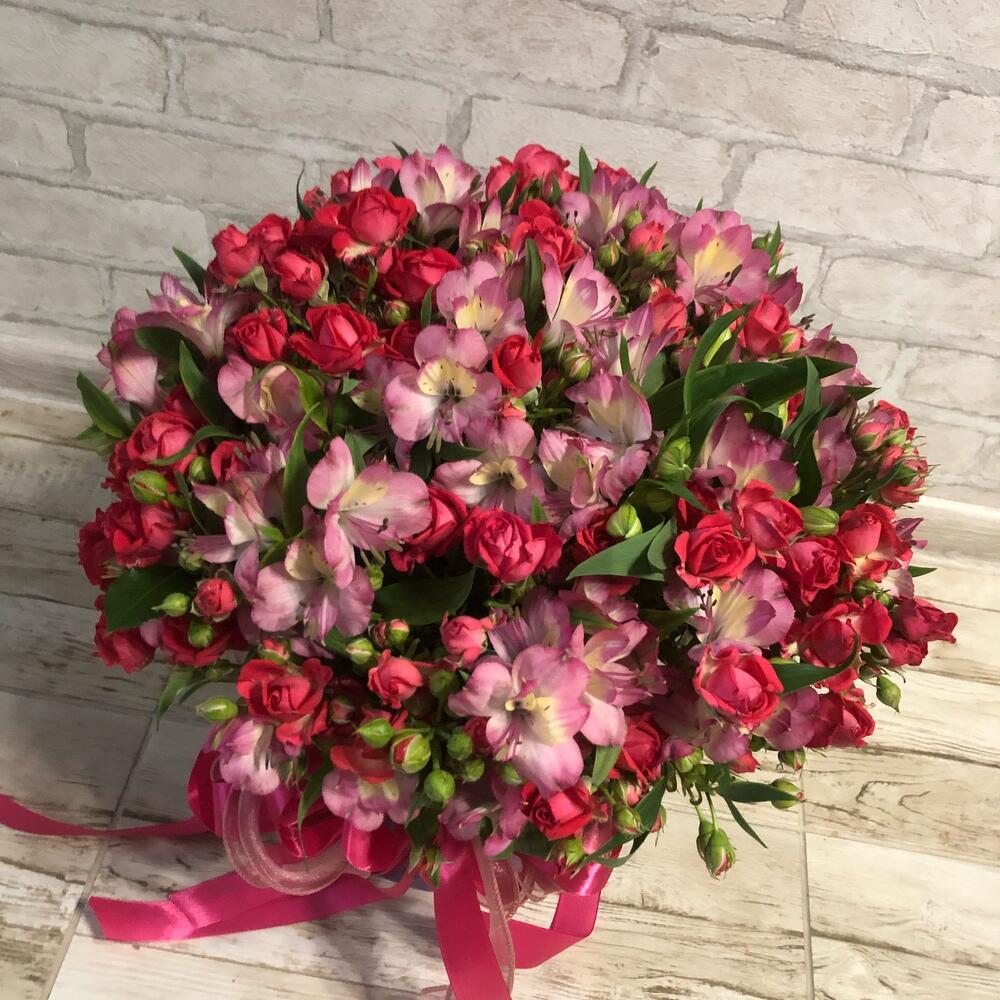 Цилиндр " Cherry Cheops and alka " (микс розовых кустовых роз и альстромерии в шляпной коробке)