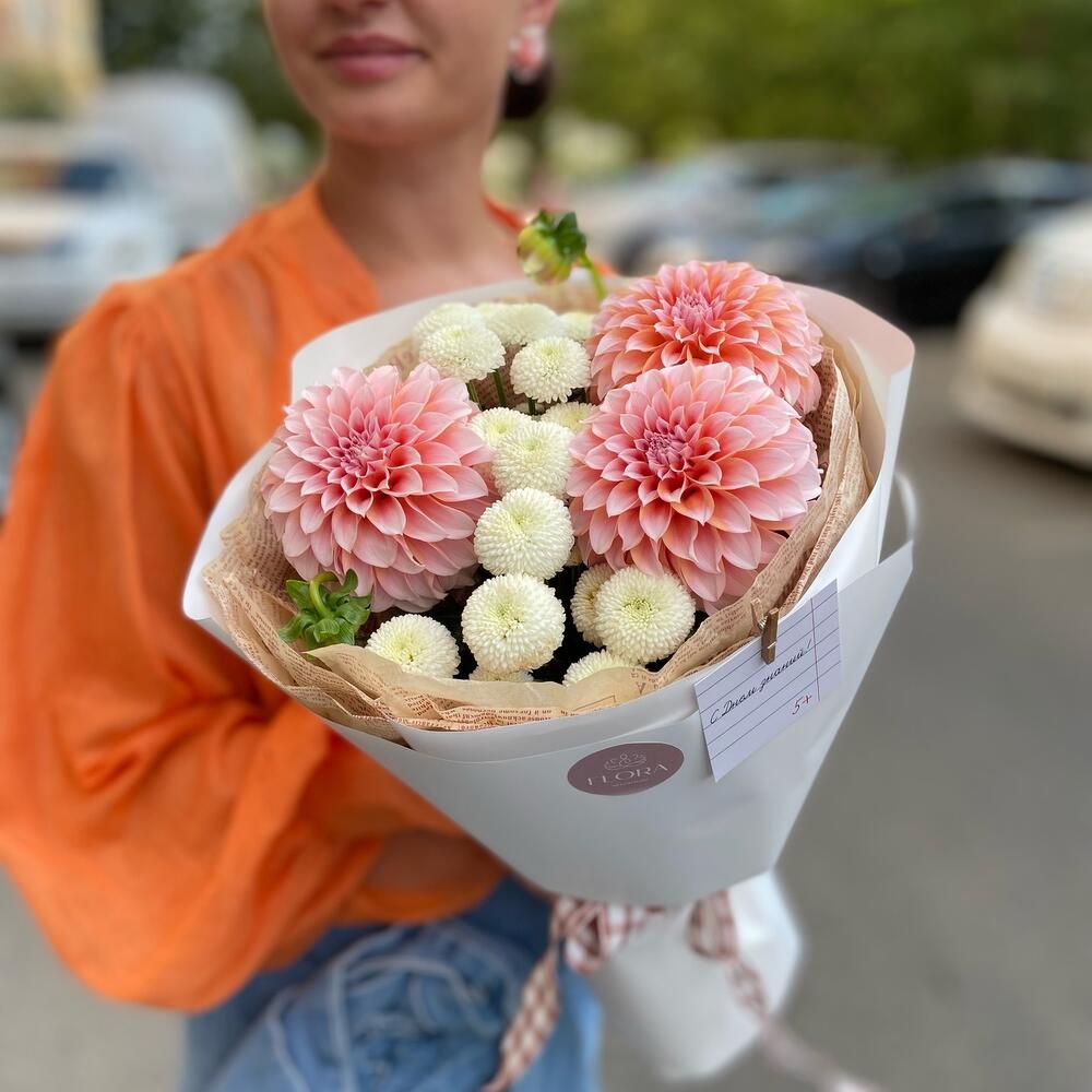 Георгины с хризантемой