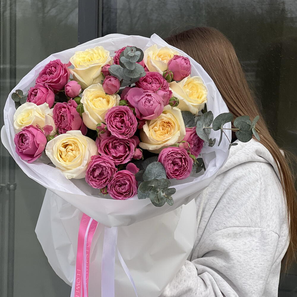 Букет с белой розы и кустовая Мисти БАБЛС