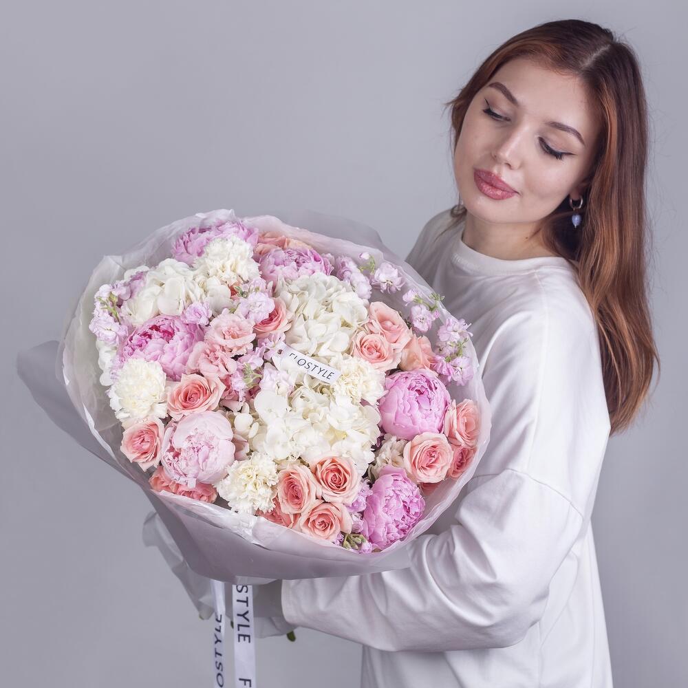 Букет с гортензией и пионами, кустовой розой Candy Rose