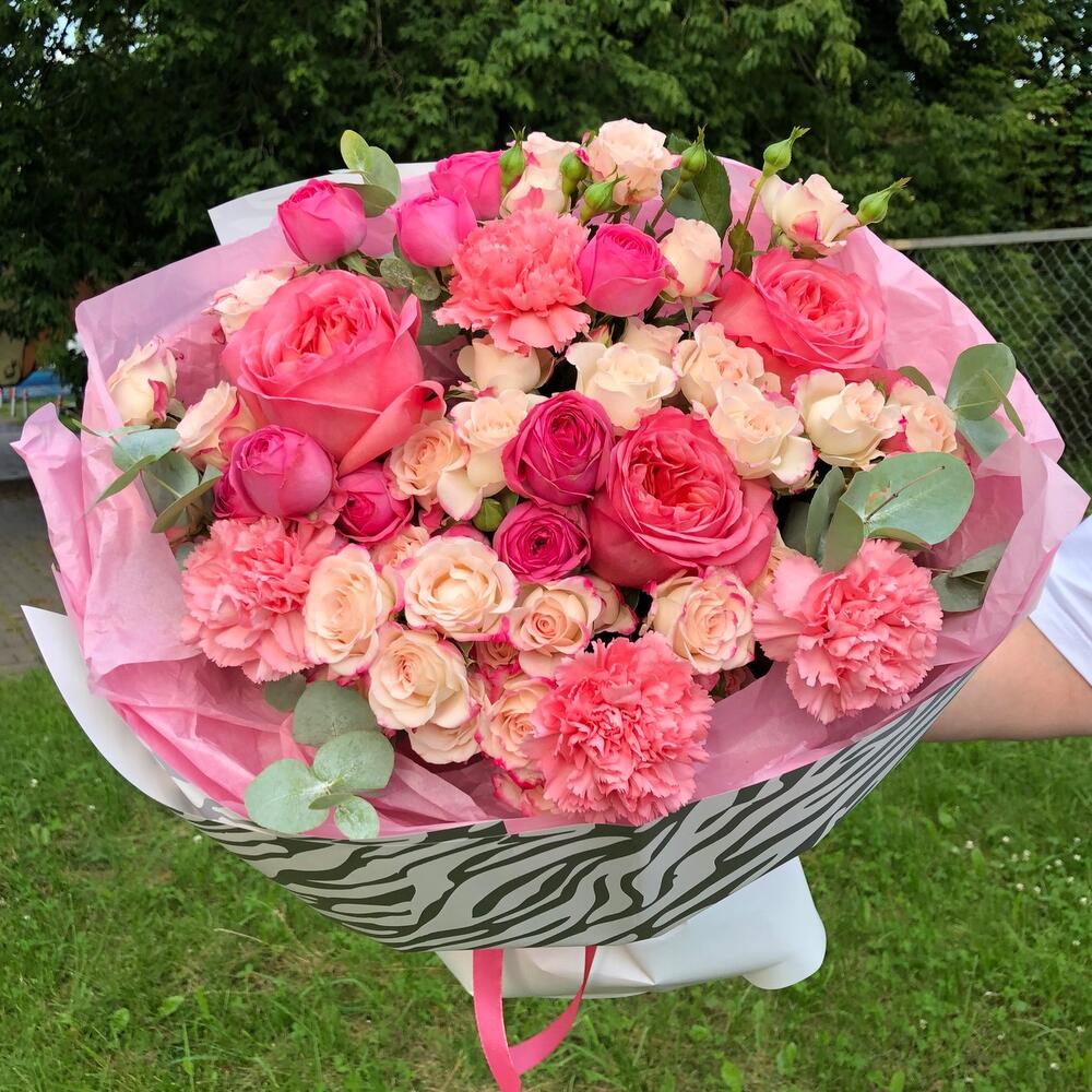 Букет Forever young из пионовидных роз,кустовых роз, эвкалипта и диантусов