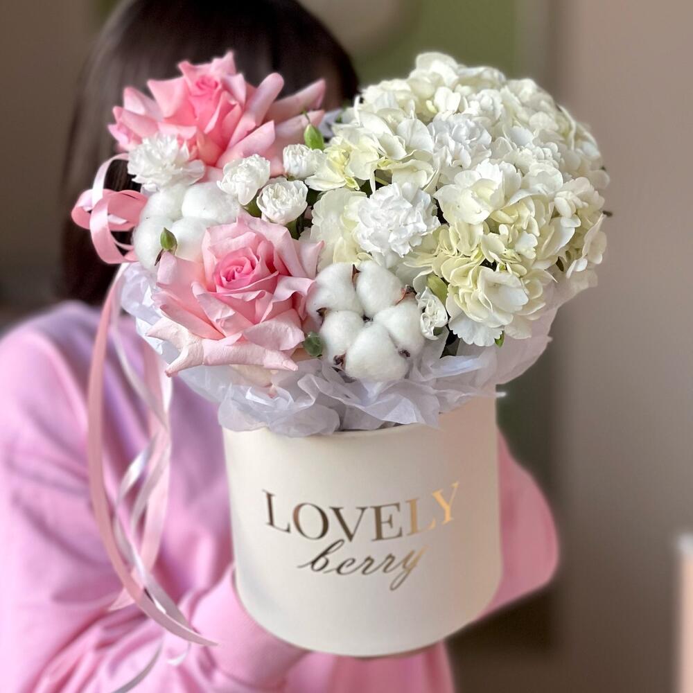 Гортензия с розами и хлопком