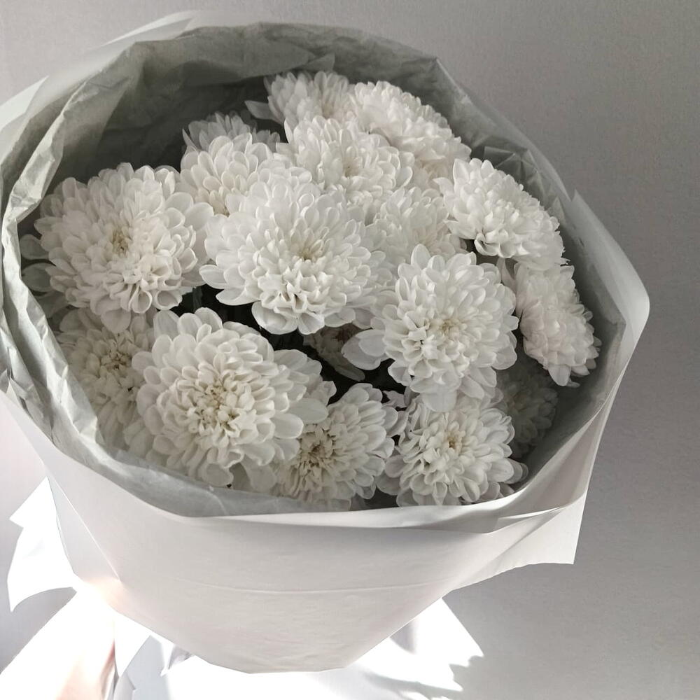 Букет из белых хризантем