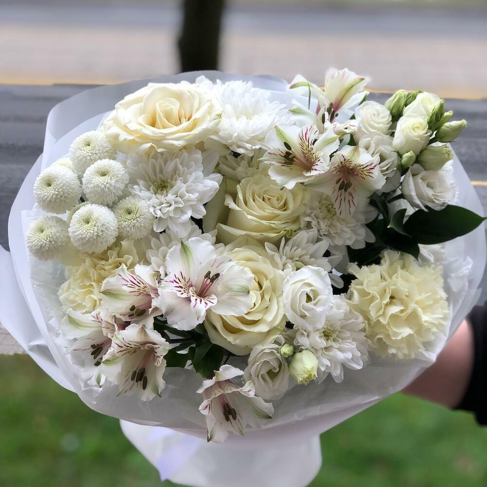 White bouquet of chrysanthemums, single-headed roses, alstroemeria and dianthus