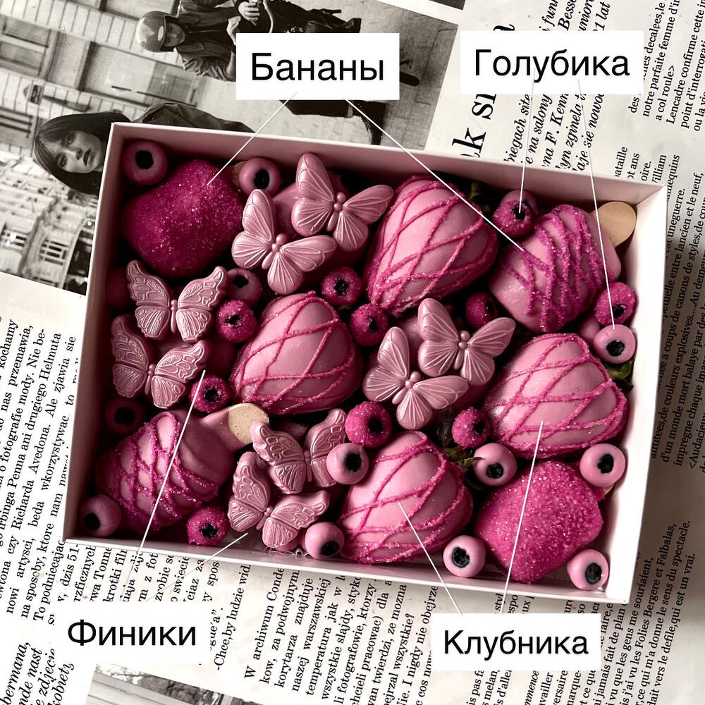 Клубника, бананы, финики и голубика в белом шоколаде