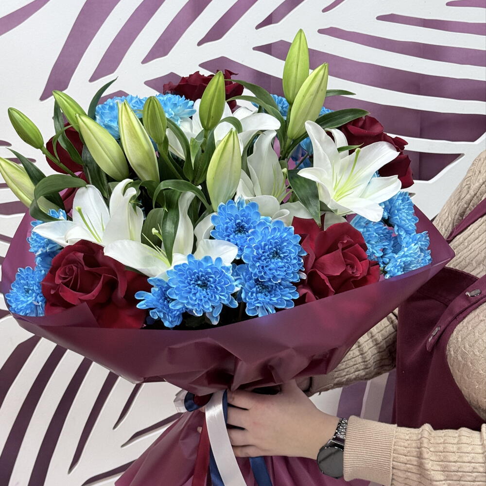 Букет с французскими розами,лилиями и кустовой хризантемой 🤍💙️