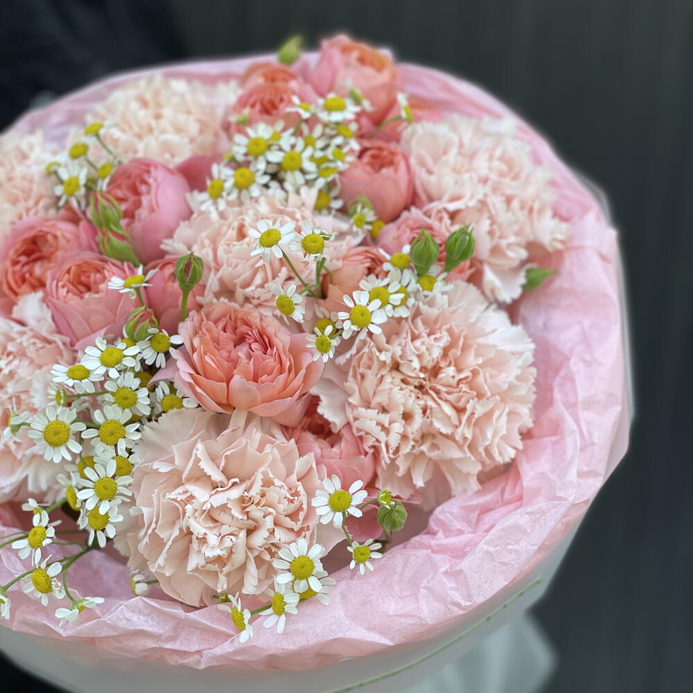 Очаровательный букет из ярких кустовых роз и нежных диантусов (354)