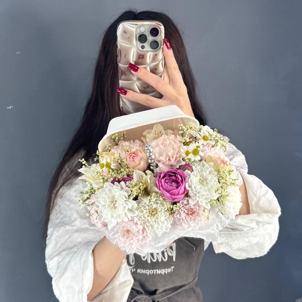 Бенто-Букет из цветов💐 из Кустовой Розы, Хризантемы Алтай и диантусов
