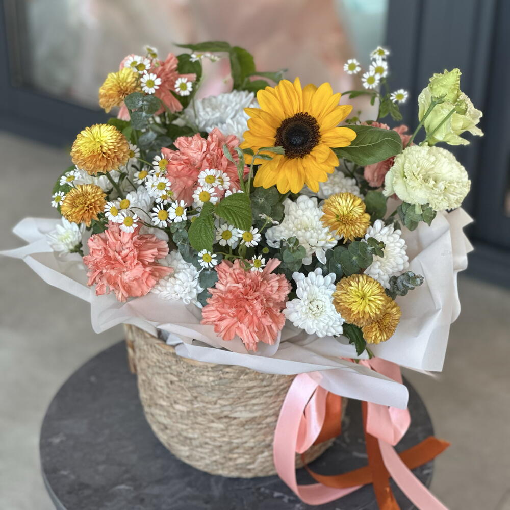 Корзина с подсоднухом, эустомой и листьями малины💛