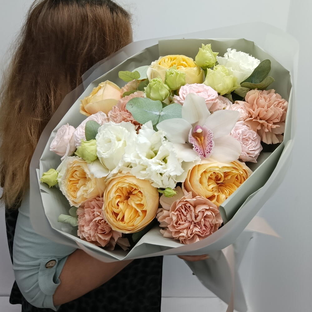 Букет роза пионовидная, орхидея, диантус, роза пионовидная кустовая, эвкалипт, дофаминовый