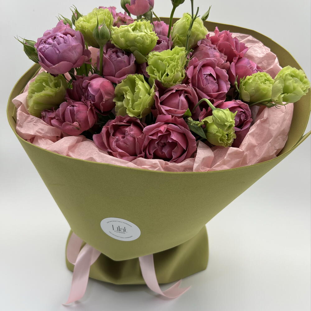 Lisianthus and spray roses