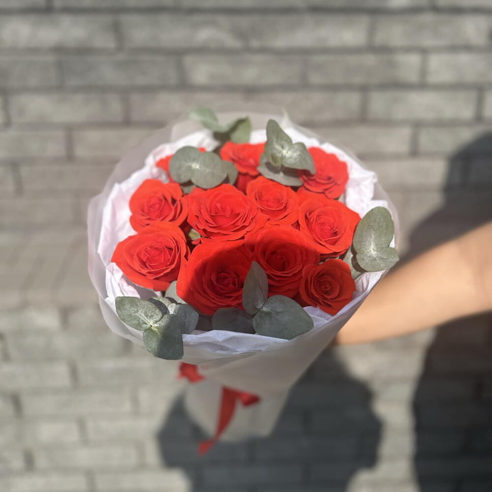 Танго️‍🔥 букет алых роз с ароматным эвкалиптом