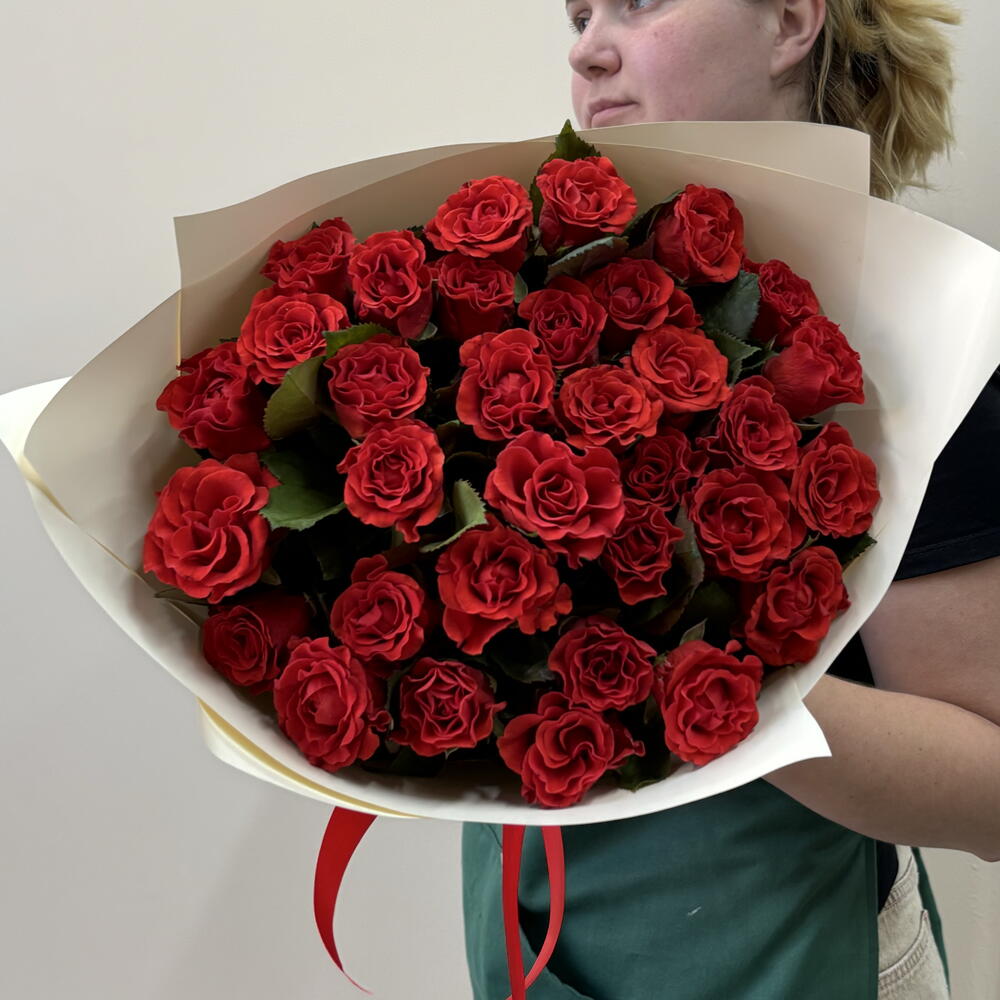 Букет алых роз 35