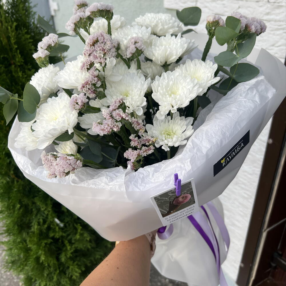 Букет из хризантем и статицы