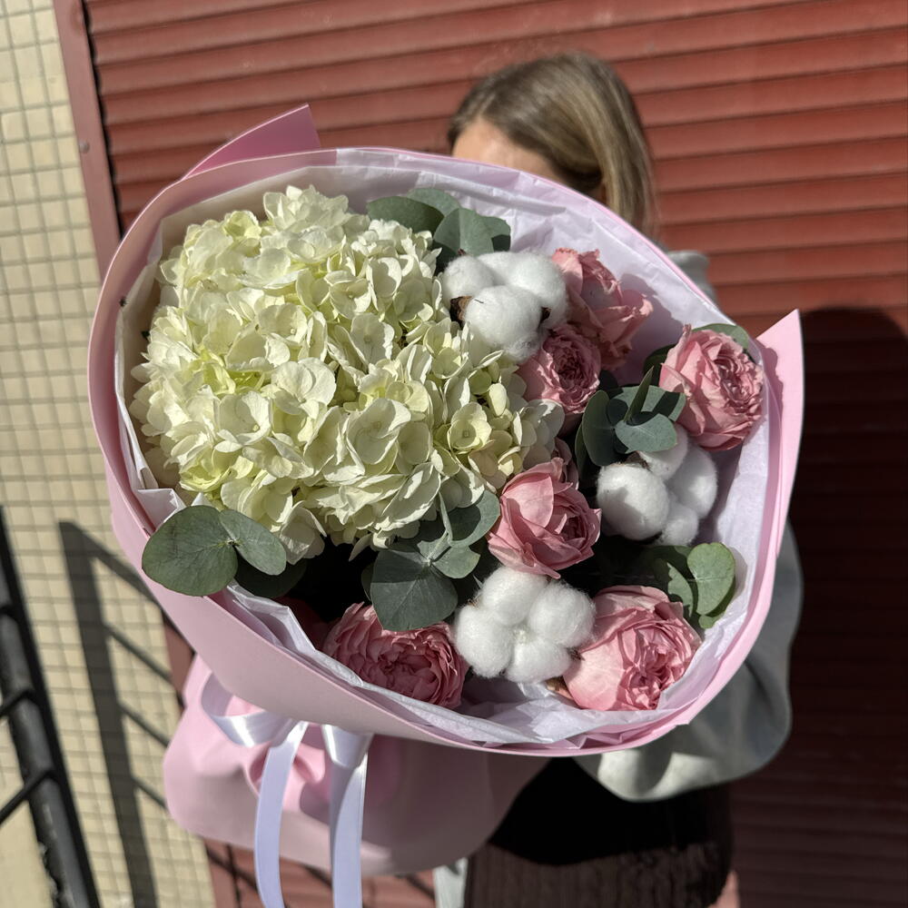 Букет эмпатичный 🎶 «я тебя понимаю» в составе гортензия, кустовая Роза JULIETTE, хлопок, эвкалипт