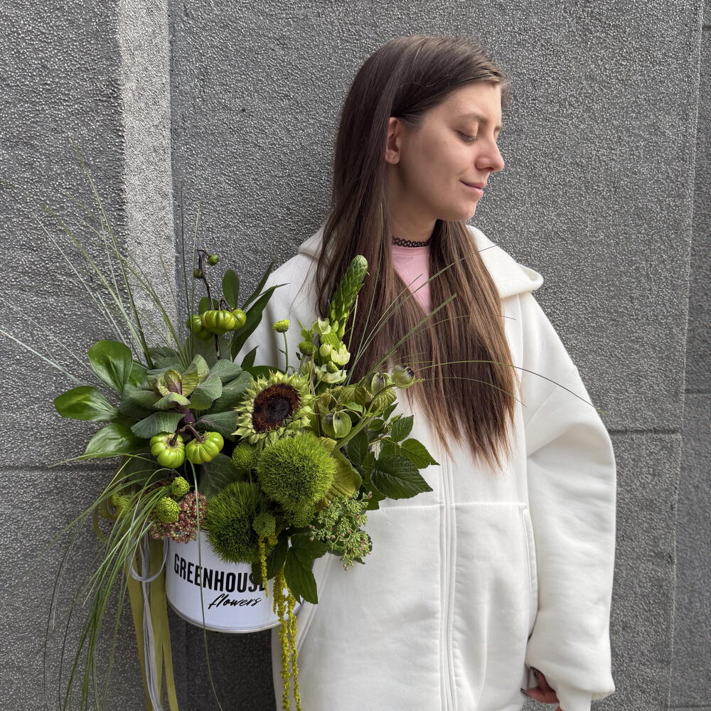 Композиция в металлической банке: подсолнух, гвоздика Киви, хризантема, эфиопский баклажан, орнитогалум Милки Вей, брассика