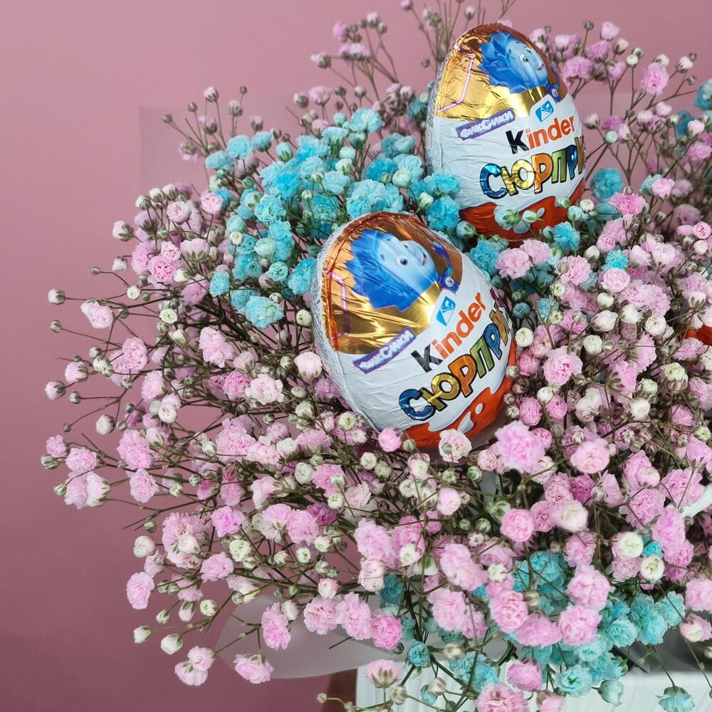 Сумочка из гипсофилы с шоколадным яйцом Kinder