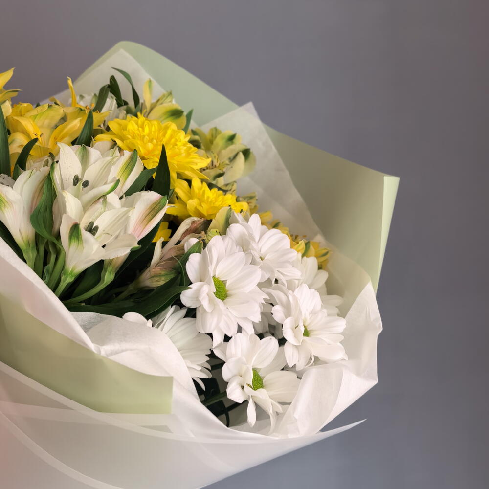 Букет из жёлтых  и белых альстромерий и хризантем 🌸