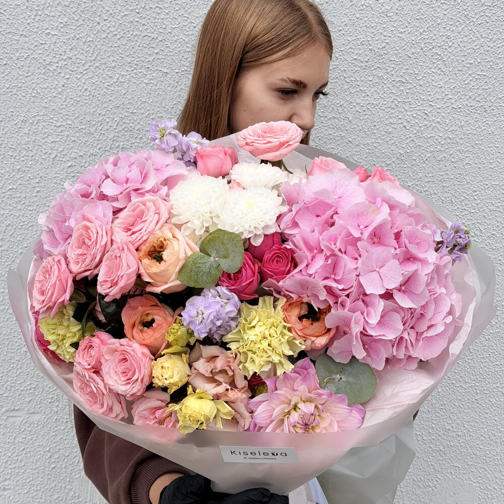 Большой VIP-букет с гортензиями и пионовидными розами
