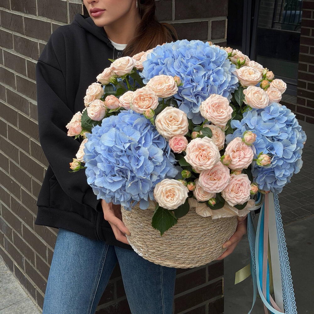 Корзина с голубой гортензией и пионовидной розой «Нежность твоего дня»