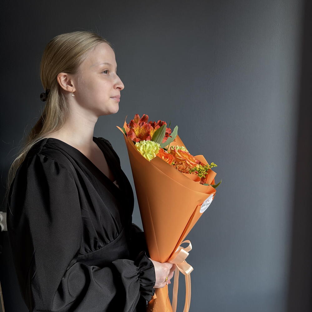 Осенний букет из ажурных роз, сортовых хризантем, ярких и сочных гвоздик, огненных альстромерий и изящной зелени солидаго