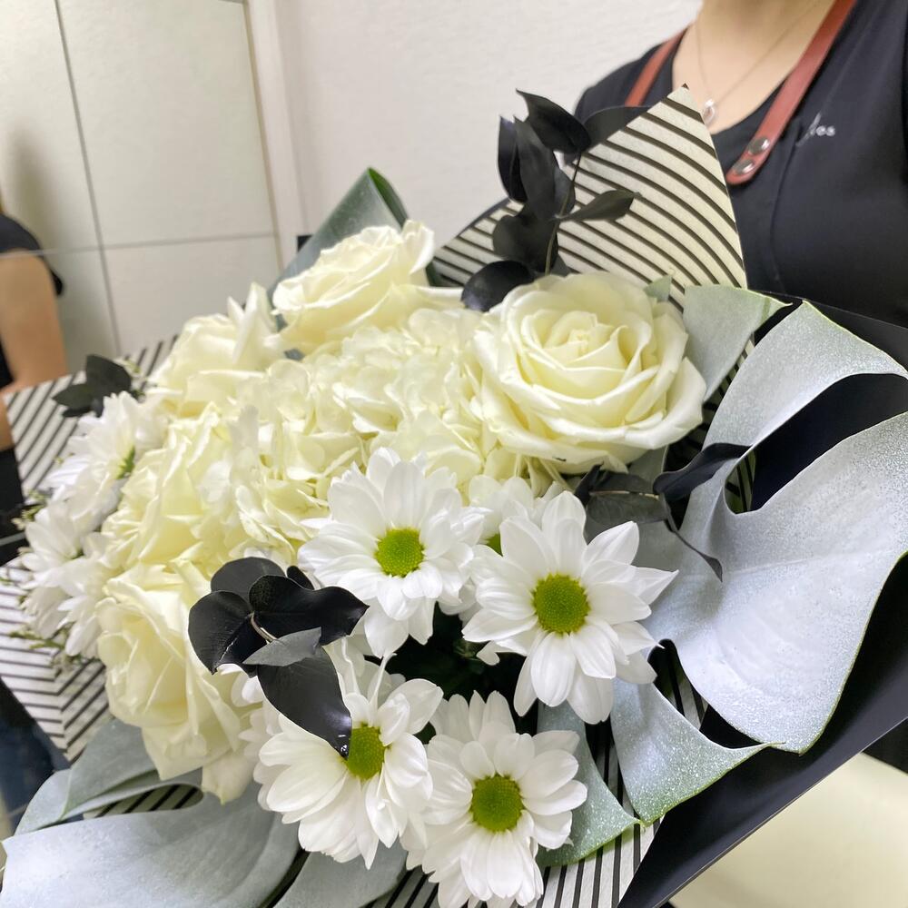 Контрасты!🐈‍⬛💐🌸