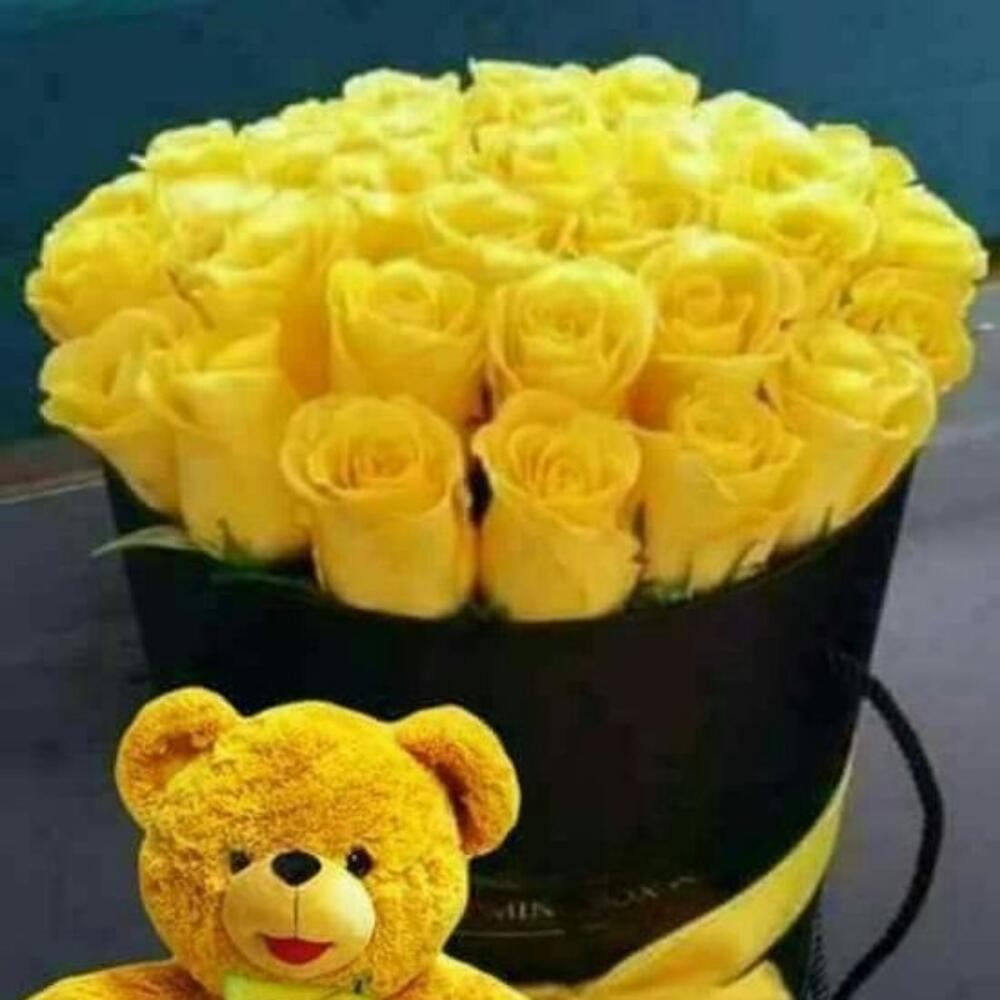 Цветы в коробке с мягкой игрушкой