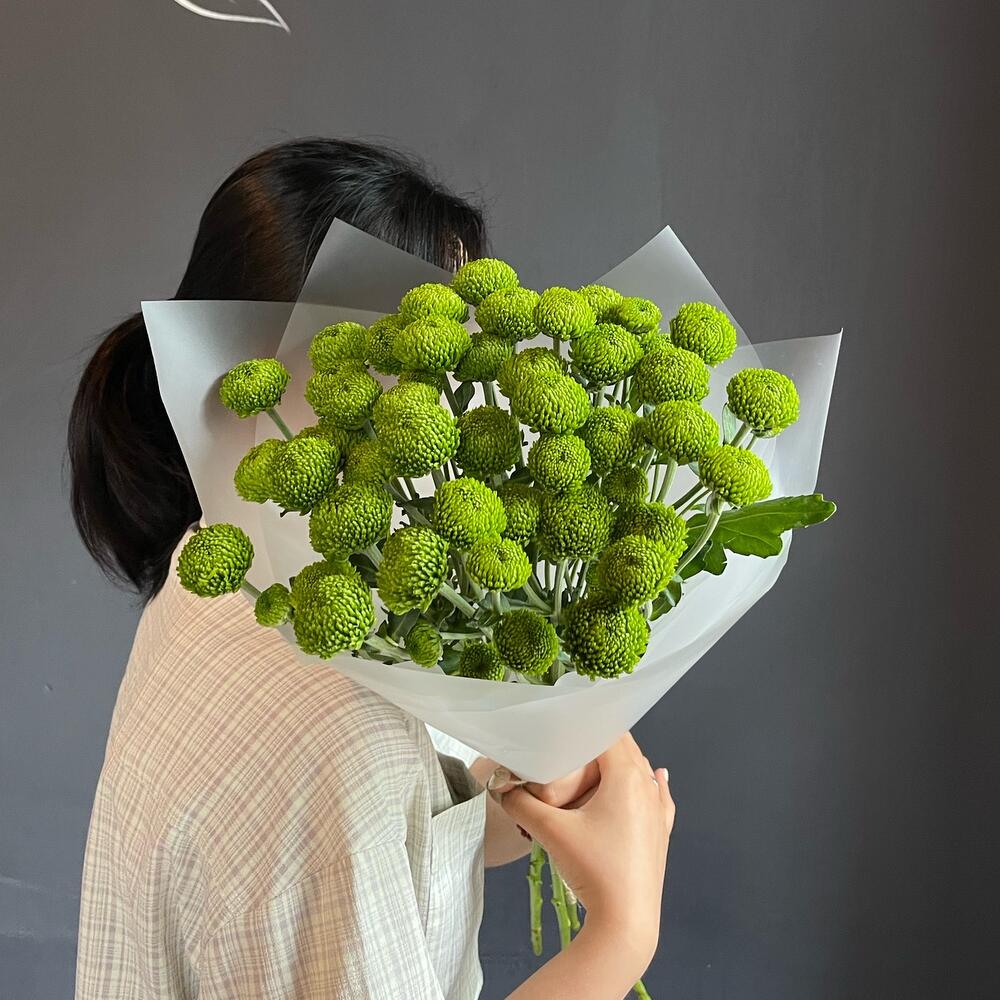 Bouquet with bush roses and chamomile ️