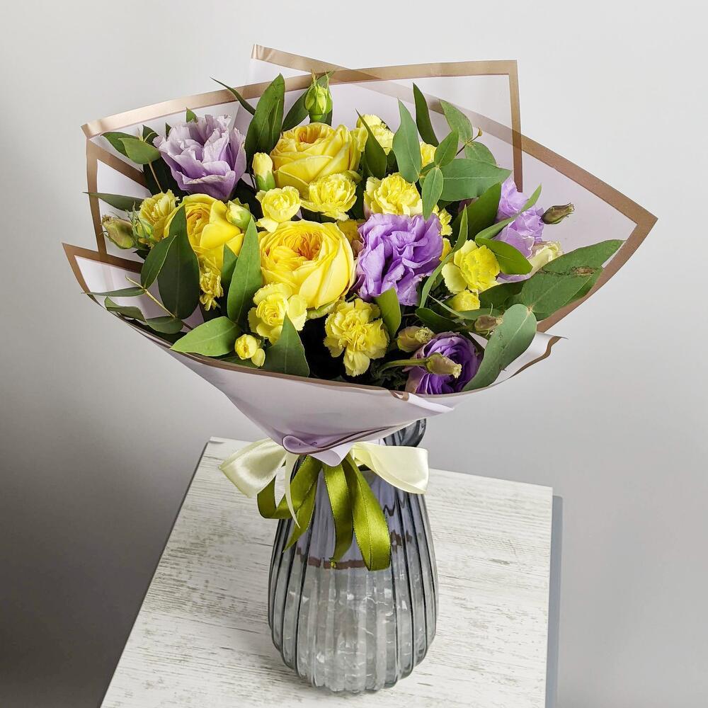 Mix with yellow roses