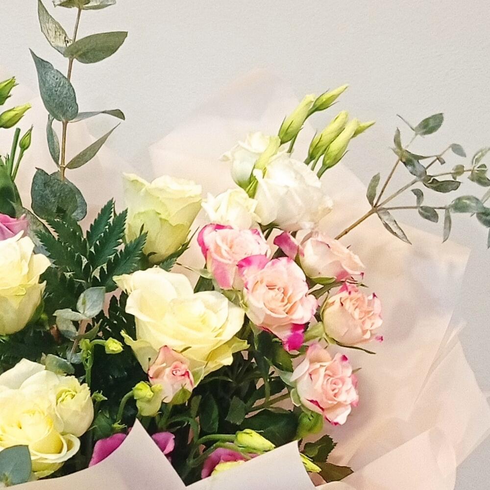 Rosas y eustoma