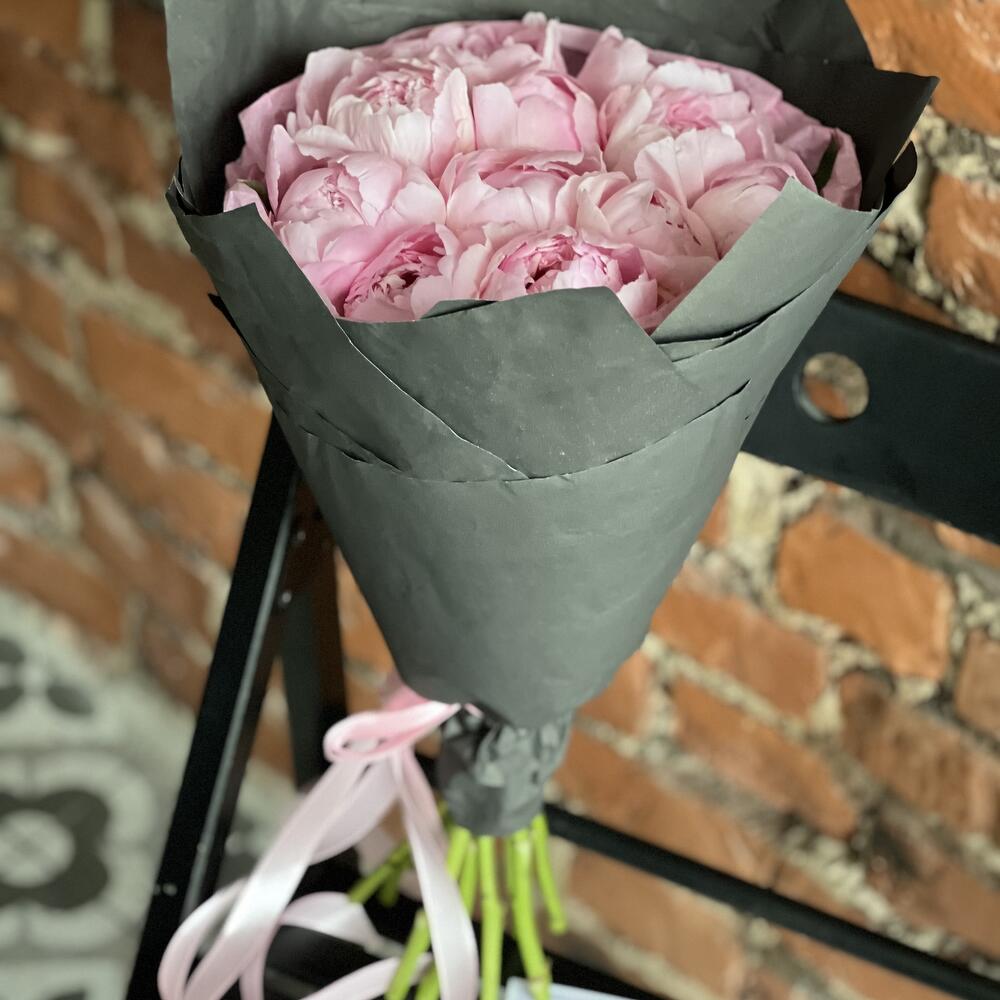 Пионы в черной упаковке
