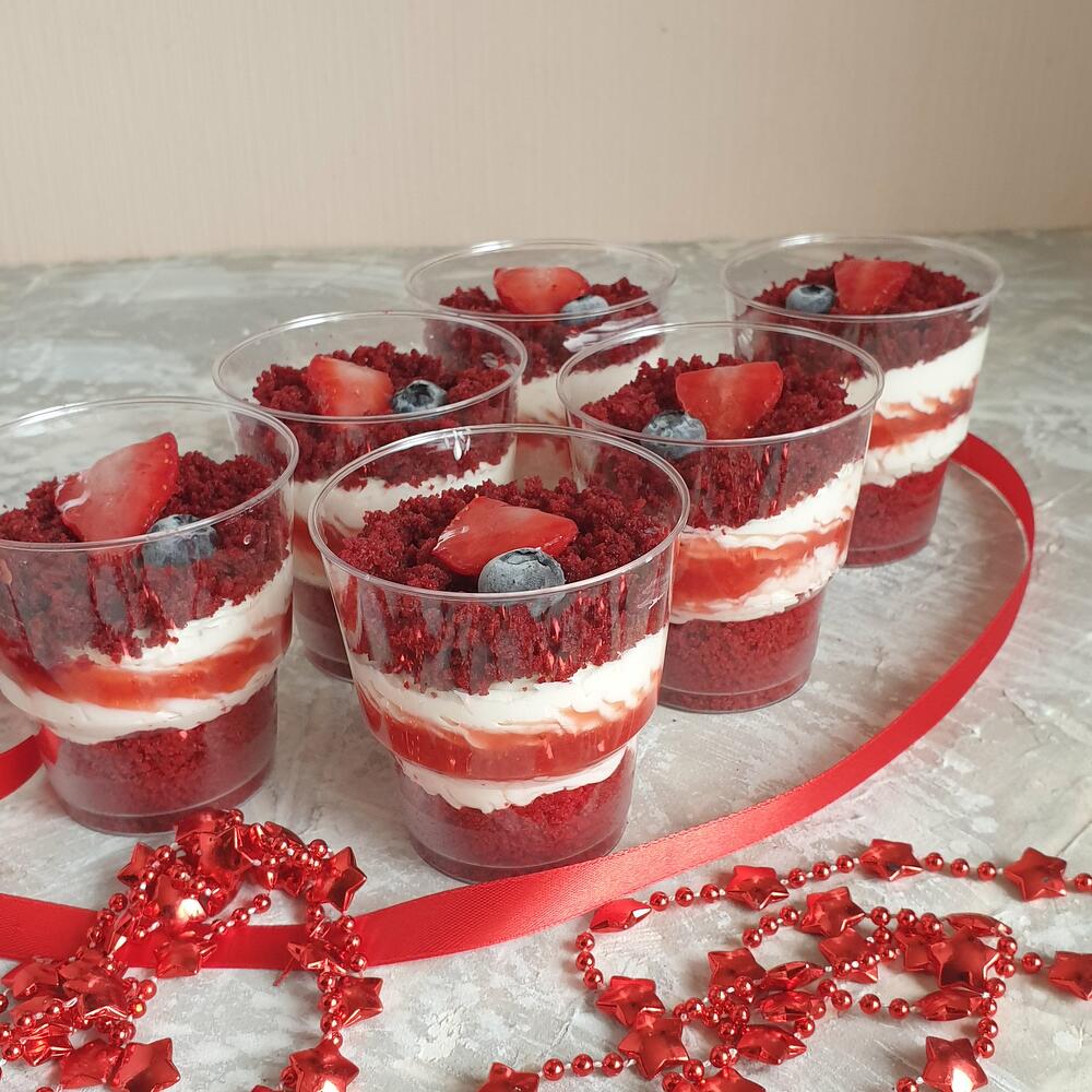 Трайфлы красный бархат с клубникой 6 штук