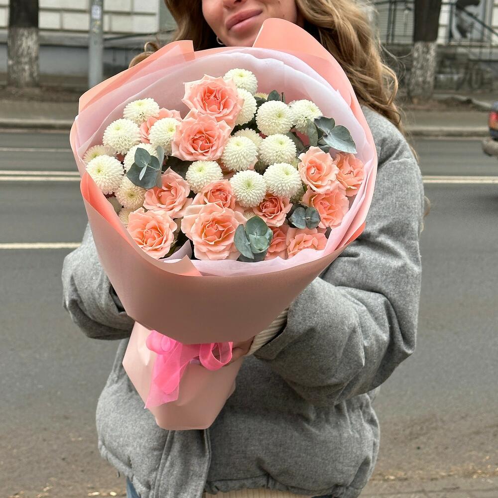 Букет с кустовыми розами, хризантемами и эвкалиптом в упаковке
