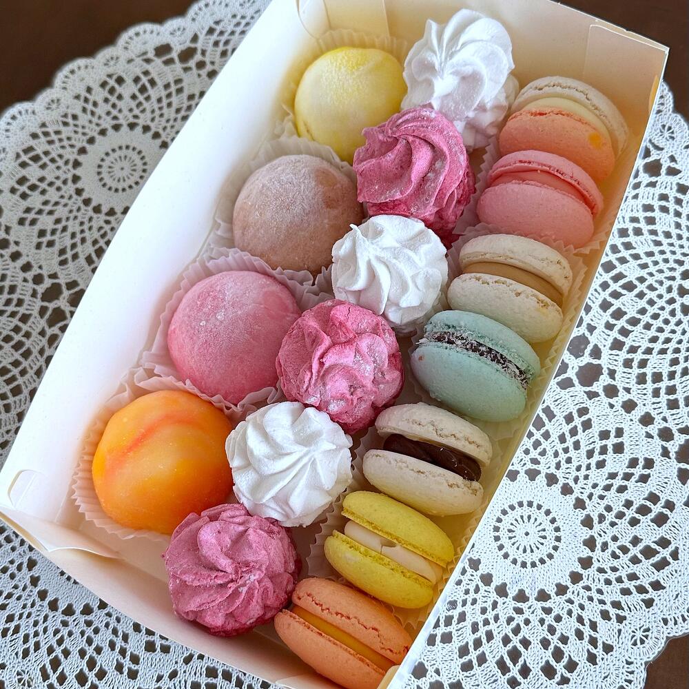 Ассорти Моти, макарон, зефир