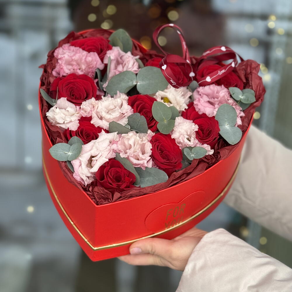 Сердце Люблю из красных роз, эустомы и эвкалипта