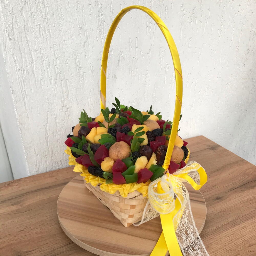 Корзина с сухофруктами