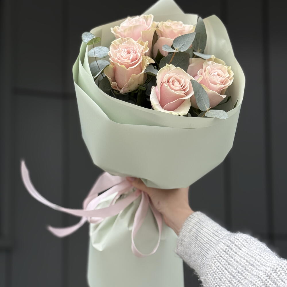 A feminine bouquet of 5 roses and eucalyptus