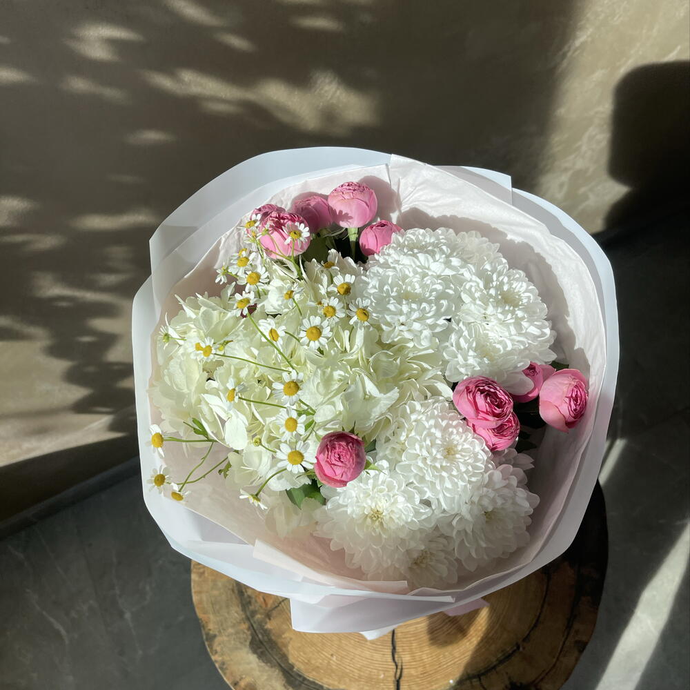 Сборный букет с гортензией и ромашками