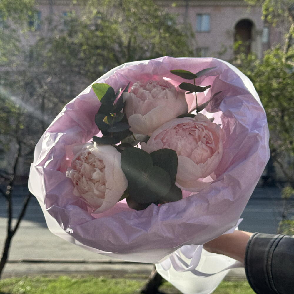Букет из трех пионов с эвкалиптом