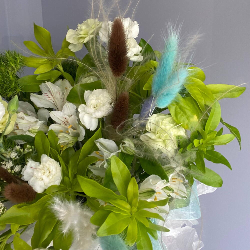 Frutiger Aero🐬 Композиция в плетеной корзинке🩵 Из чойсии, эупаториума, диантусов, лагуруса и помпасной травы🌿