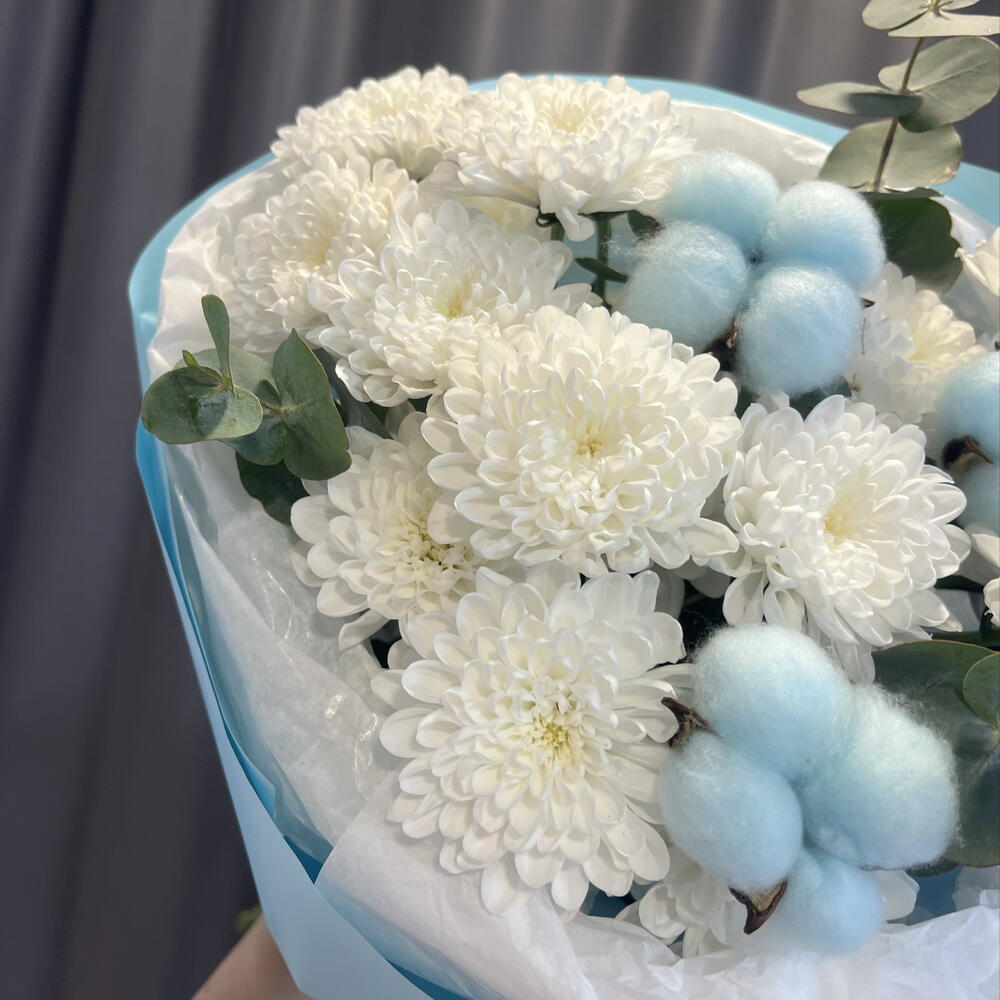 3 хризантемы с эвкалиптом и голубым хлопком💙