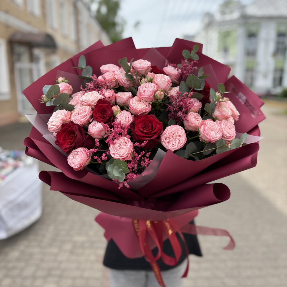 Букет «Шарм» из кустовых Пионовидных роз, красных роз, лимониума и эвкалипта