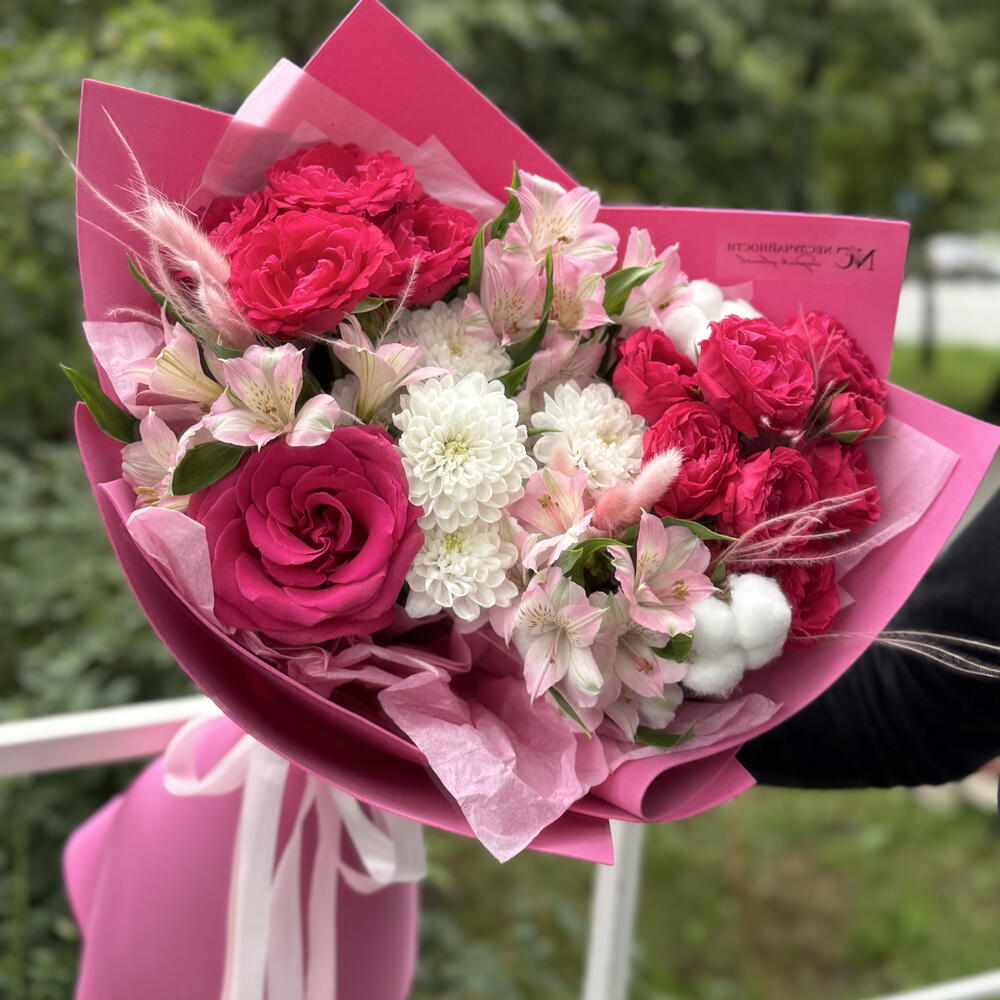 Яркий букет из кустовых роз, альстромерии, роз пинк флойд, хризантемы, хлопка, лагуруса и ковыля 🌺